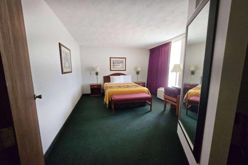 Ein Bett oder Betten in einem Zimmer der Unterkunft Travelodge by Wyndham Oakley
