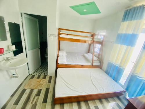 Letto o letti in una camera di Khách sạn Lý Phú Quý
