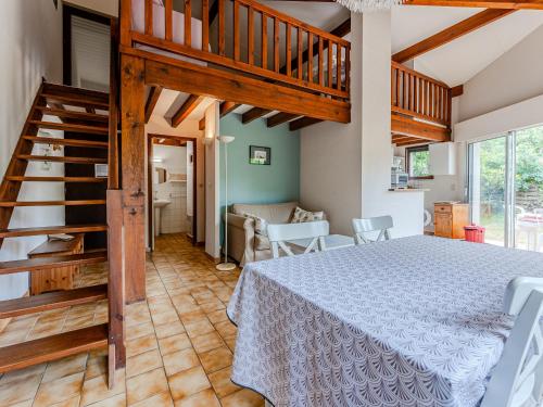 - une chambre avec un lit et un escalier en bois dans l'établissement Maison T2 avec mezzanine, jardin clos, proche plage, quartier calme, Biscarrosse - 4 personnes - FR-1-521-73, à Biscarrosse-Plage