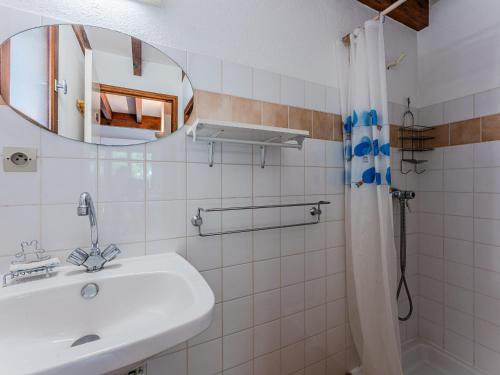 une salle de bain avec un lavabo, un miroir et une douche dans l'établissement Maison T2 avec mezzanine, jardin clos, proche plage, quartier calme, Biscarrosse - 4 personnes - FR-1-521-73, à Biscarrosse-Plage
