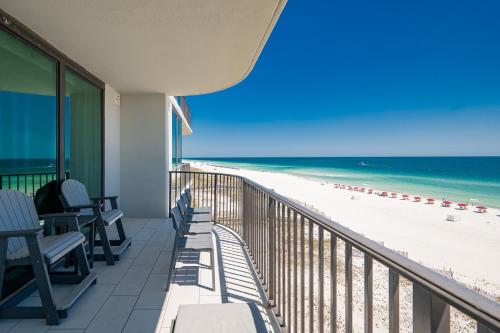 d'un balcon avec des chaises et une vue sur la plage. dans l'établissement Phoenix IX 506 condo, à Orange Beach