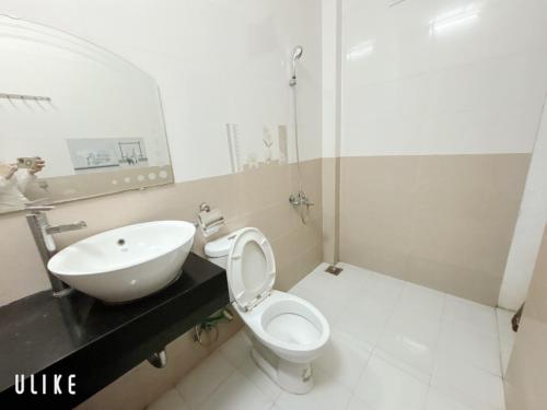 a bathroom with a white toilet and a sink at lizhome in Da Nang