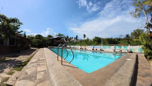 una piscina con scivolo al centro di Cockatoo Pool & Beachfront Transient Your Relaxing Family Getaway by the Sea a Città di Puerto Princesa