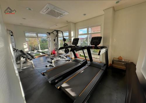 Fitness centrum a/nebo fitness zařízení v ubytování Deluxe Studio with Balcony & Free Private Gym - B2 2Garnet