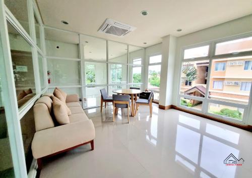 Posezení v ubytování Deluxe Studio with Balcony & Free Private Gym - B2 2Garnet