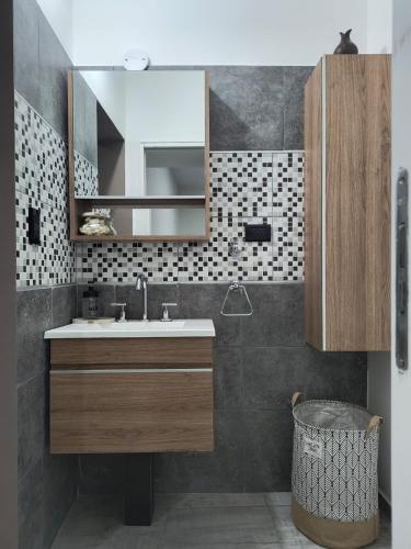 a bathroom with a sink and a mirror at DS confort in General Pico