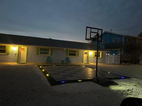 un aro de baloncesto con luces delante de una casa en Sun Set By The Sea 3052, en Fort Myers Beach