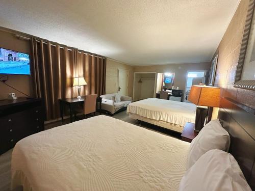Ένα ή περισσότερα κρεβάτια σε δωμάτιο στο Royal Inn and Suites