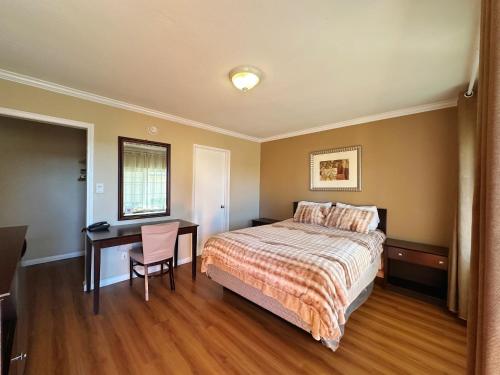 Ένα ή περισσότερα κρεβάτια σε δωμάτιο στο Royal Inn and Suites