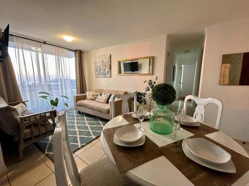 a living room with a dining table and a living room at Departamento 6 personas, con vista a la Herradura in Coquimbo