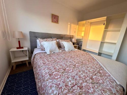 a bedroom with a large bed with pillows at Departamento 6 personas, con vista a la Herradura in Coquimbo