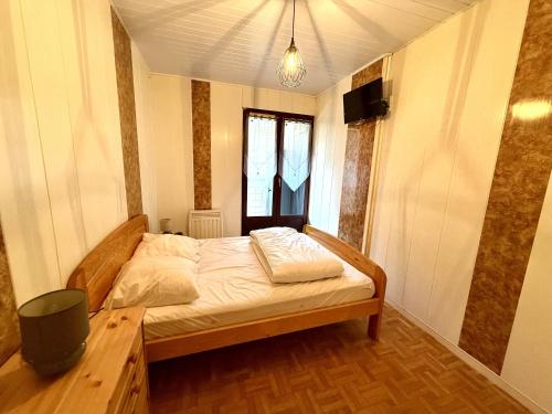 une chambre avec un lit, une table et une fenêtre dans l'établissement Appartement proche plage avec balcon et parking - FR-1-652-53, à Saint-Hilaire-de-Riez