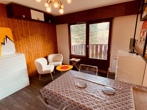 une salle à manger avec une table et un balcon dans l'établissement La Clusaz: Appartement cosy 4 pers, balcon, garage - FR-1-459-241, à La Clusaz