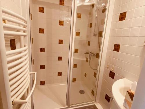 une salle de bain avec douche et lavabo dans l'établissement La Clusaz: Appartement cosy 4 pers, balcon, garage - FR-1-459-241, à La Clusaz