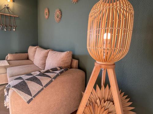 Cette chambre dispose d'un canapé et d'un ventilateur. dans l'établissement Appartement climatisé en bord de mer avec piscine et parking à Saint-Cyprien - FR-1-753-29, à Saint-Cyprien