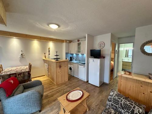 un salon avec un canapé et une cuisine dans l'établissement Charmant logement pour 2 personnes à Villard-de-Lans - FR-1-515-225, à Villard-de-Lans