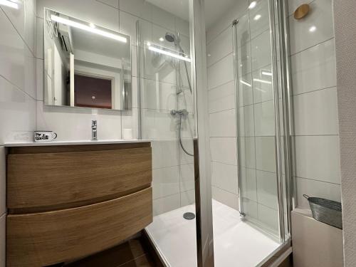 une salle de bain avec douche et lavabo dans l'établissement Charmant logement pour 2 personnes à Villard-de-Lans - FR-1-515-225, à Villard-de-Lans
