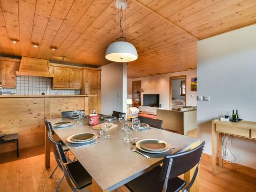 une salle à manger avec une table et quelques chaises dans l'établissement Spacieux T4 aux Gets près des pistes avec terrasse - FR-1-685-86, aux Gets