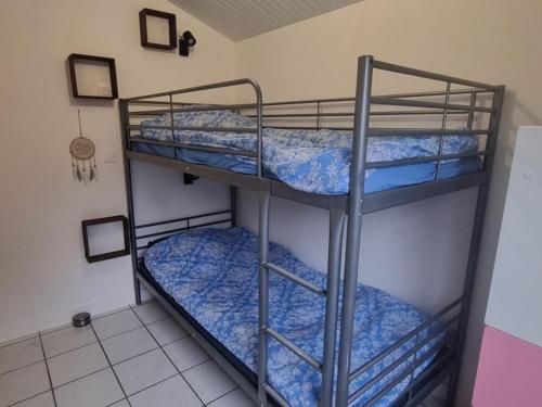 une chambre avec deux lits superposés dans une pièce dans l'établissement Chalet Confort à Biscarrosse - 6 Pers. - FR-1-319-594, à Biscarrosse