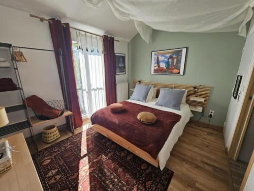 une chambre avec un grand lit dans une pièce dans l'établissement Charmant gîte avec jardin privatif au cœur de la Loire, Wi-Fi & parking inclus - FR-1-381-618, à Montlouis-sur-Loire