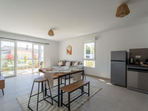 un salon avec une table et une cuisine dans l'établissement Appartement T4 lumineux à Biscarrosse - 6 à 8 pers. - Parking inclus - FR-1-319-599, à Biscarrosse