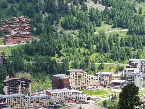 une vue aérienne sur une ville avec une montagne dans l'établissement Studio rénové au pied des pistes avec internet collectif - FR-1-292-229, à Isola
