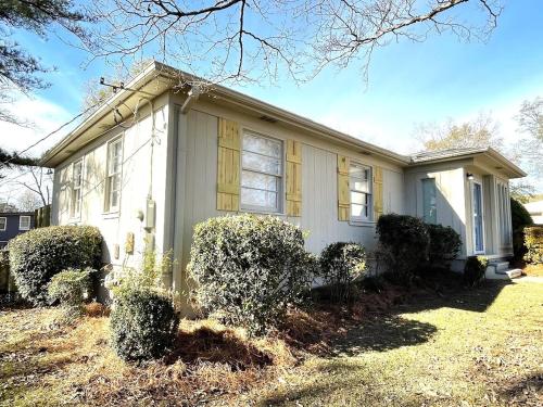 伯明翰465 Gene Reed Rd的前面有灌木丛的白色房子