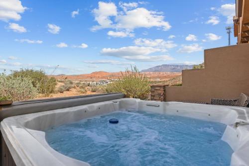 a jacuzzi tub with a view of the desert at Sunset on the 5th in Washington