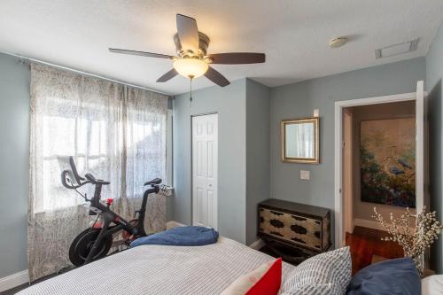 Fotografie z fotogalerie ubytování West Palm Beach Bungalow with Swimming Pool v destinaci West Palm Beach