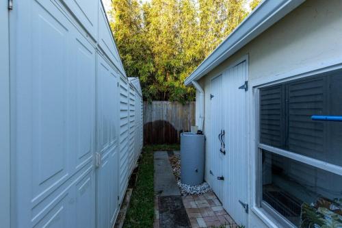Fotografie z fotogalerie ubytování West Palm Beach Bungalow with Swimming Pool v destinaci West Palm Beach