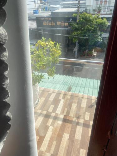 a view of a pool from a window at Nhà Nghỉ Mộc Lan in Ấp Rạch Mẹo