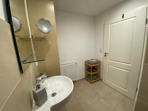 Ένα μπάνιο στο Ferienwohnung Scheuring Flügel EG