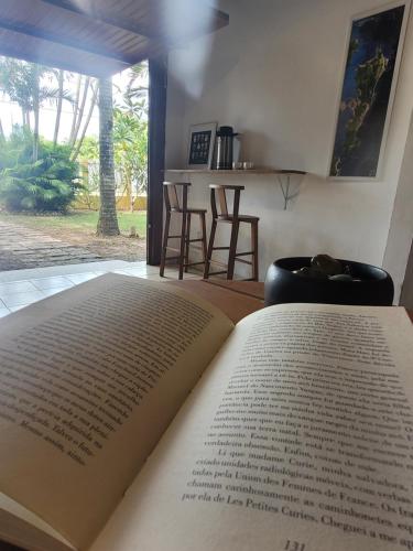un libro abierto sentado sobre una mesa en Sea Wolf Surf Hostel Campeche, en Florianópolis