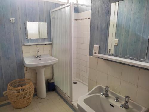 une salle de bain avec un lavabo, des toilettes et un miroir dans l'établissement Maison vintage proche forêt avec parking, animaux acceptés - FR-1-652-15, à Saint-Jean-de-Monts