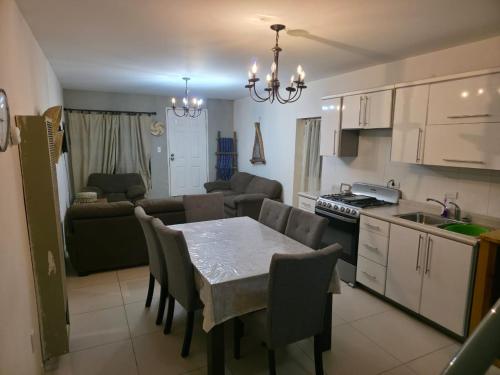 une cuisine et un salon avec une table et des chaises dans l'établissement Apartamento Céntrico, à Cedro