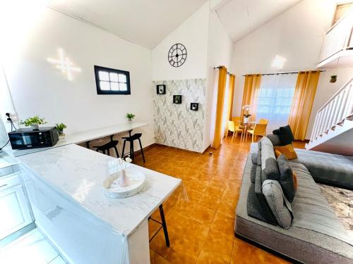 La Villa Des Lys avec jacuzzi في سان دوني: غرفة معيشة بها أريكة وطاولة