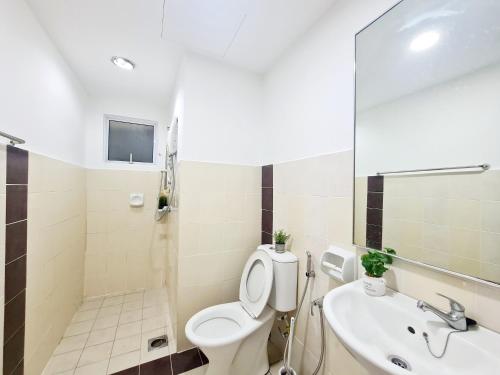 a bathroom with a toilet and a sink at Koi Puchong 3 Room IOI Puchong Bkt Jalil Pavilion Stadium Sunway Pyramid Lagoon Hospital in Puchong