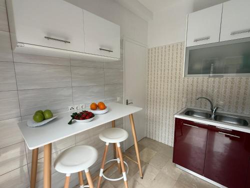 Cucina o angolo cottura di Fronte Mare Suite - Sea Front Luxury Suite With Private Beach Patio