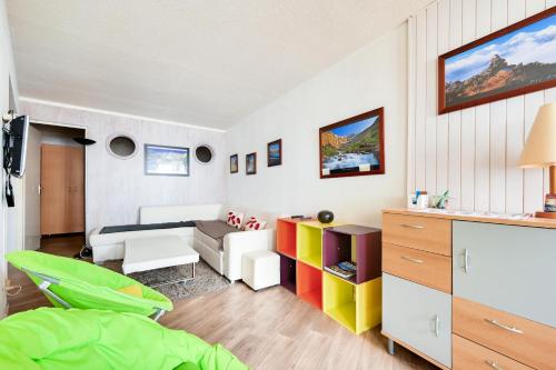 un salon avec un canapé et une table dans l'établissement Résidence Le Tourmalet - maeva Home - Appartement 2 pièces 6 personnes - Prestige MAE-3191, à La Mongie