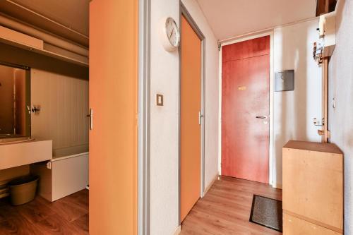 un couloir avec une porte rouge dans une chambre dans l'établissement Résidence Le Tourmalet - maeva Home - Appartement 2 pièces 6 personnes - Prestige MAE-3191, à La Mongie