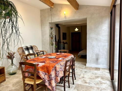 une salle à manger avec une table et des chaises dans l'établissement Charmante maison de village dans la vallée du lac du Salagou, à Salasc