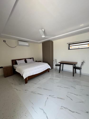 HOTEL MADHAVA RESiDENCYにあるベッド