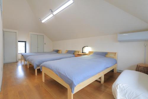 Postel nebo postele na pokoji v ubytování Hostel FIVE ホステルファイブ
