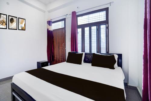 Postel nebo postele na pokoji v ubytování Hotel O Maa Santoshi
