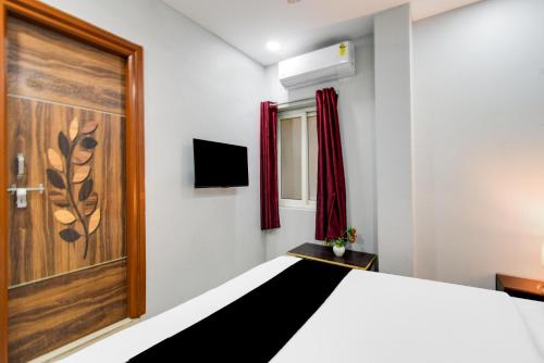 Televisyen dan/atau pusat hiburan di Super Hotel O Moula Ali Near AMR Planet