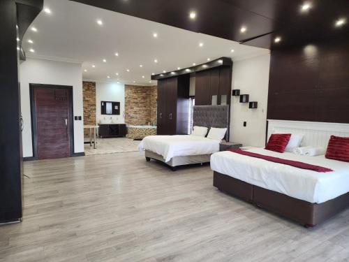 Giường trong phòng chung tại Sezanah Luxury Lodge