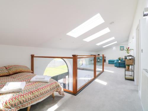 un dormitorio con una cama y un espejo en The Old Pump House, en Nottingham