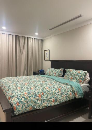 Water front and formula 1 view flat في جدة: غرفة نوم مع سرير مع لحاف ملون