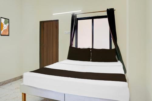 Postel nebo postele na pokoji v ubytování Hotel O Atithi Executive