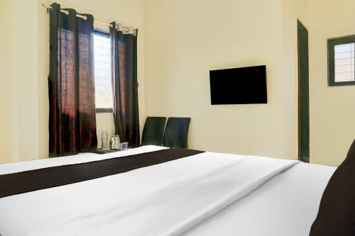 TV a/nebo společenská místnost v ubytování Hotel O Atithi Executive